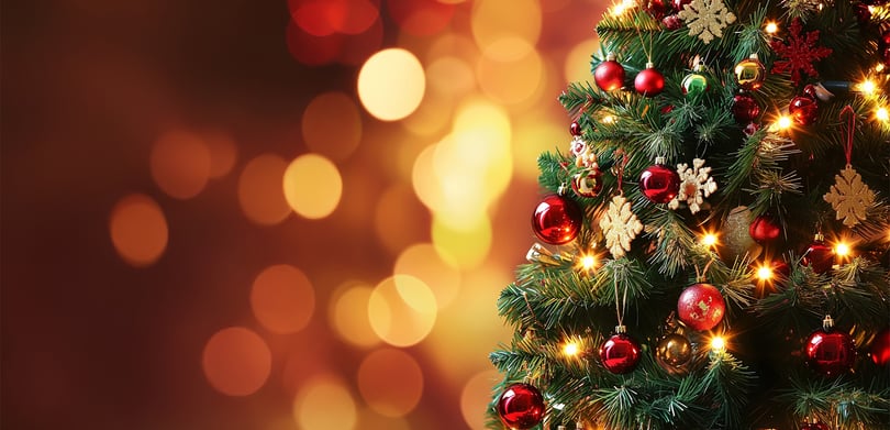 Pyntet juletre med ornamenter og lys.