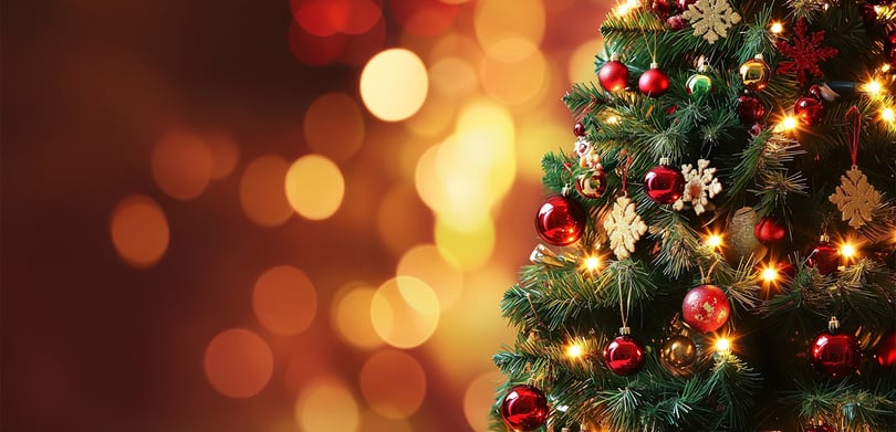 Pyntet juletre med ornamenter og lys.