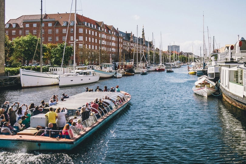 Kanalbåt på Christianhavns kanal - photocredi kristijan arsov