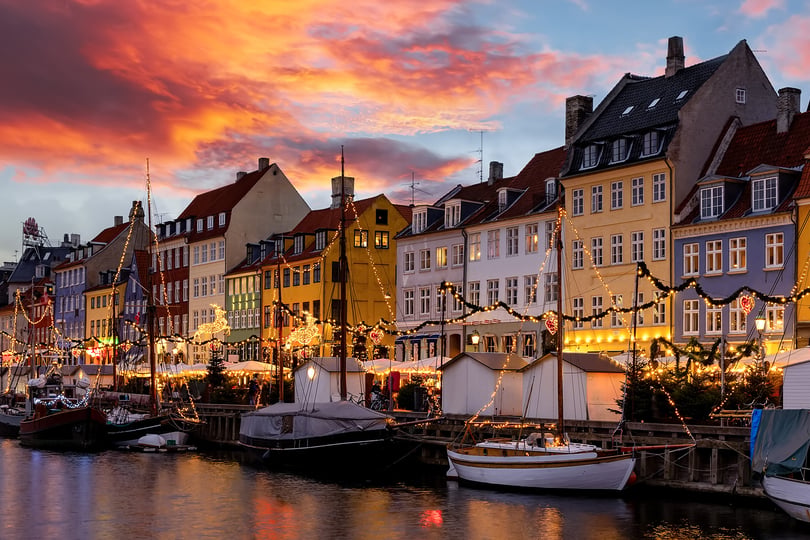 Solnegang over julelys i Nyhavn