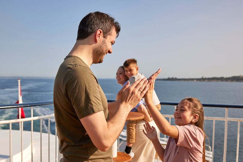 Familie på fire på dekk