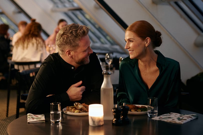 Et par som spiser et måltid om bord