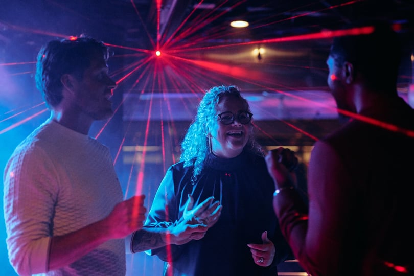Folk danser på Club Liva