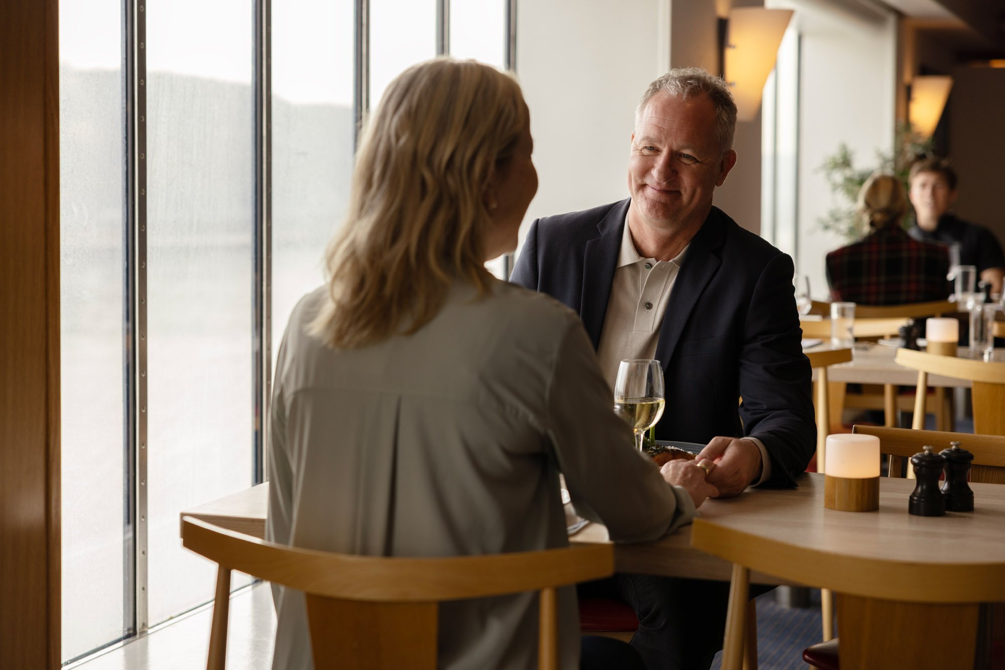 par spiser middag og nyter havutsikten